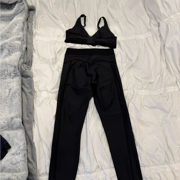 ALO Yoga Black Leggings & Sports bra - Picture 2 of 6